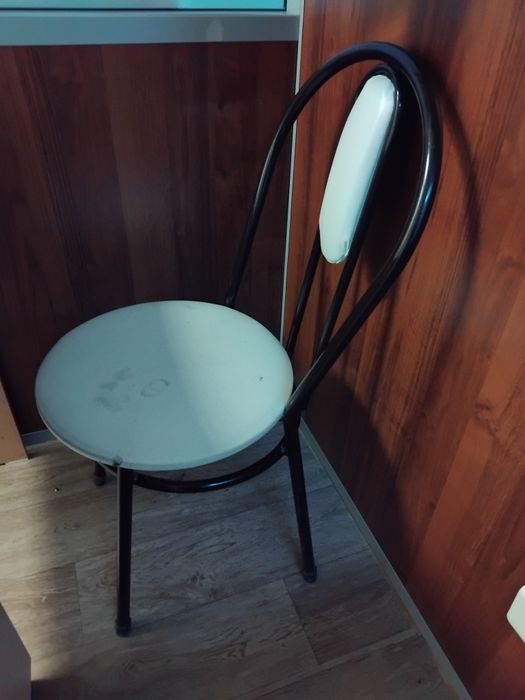 Продам тумбочку, стол, стулья