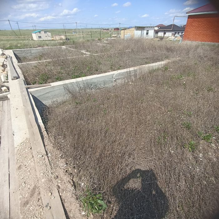 Продам участок с постройкой и с фундаментом на дом