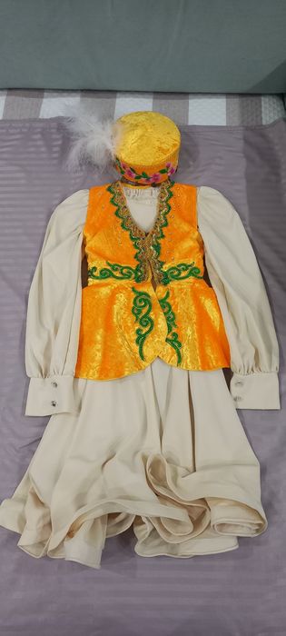 Продам национальный казахский костюм в отличном состоянии для девочек