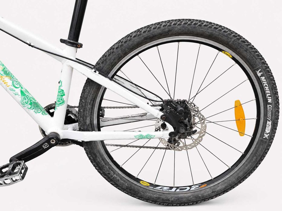 Bicicletă MTB 26” – echipare Shimano, furcă Suntour XCR, frâne pe disc