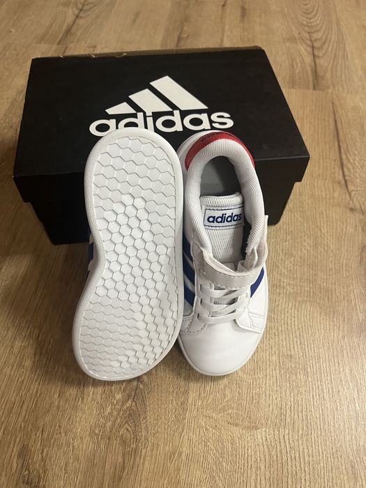 Adidasi adidas si Nike