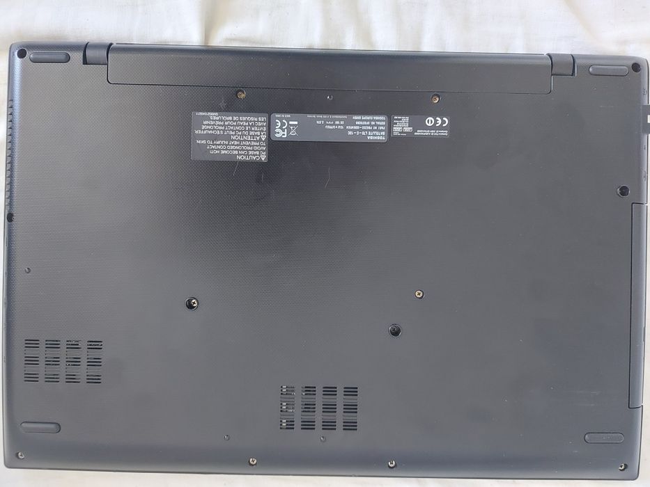 Laptop Toshiba Satellite L70-C i3 5015U