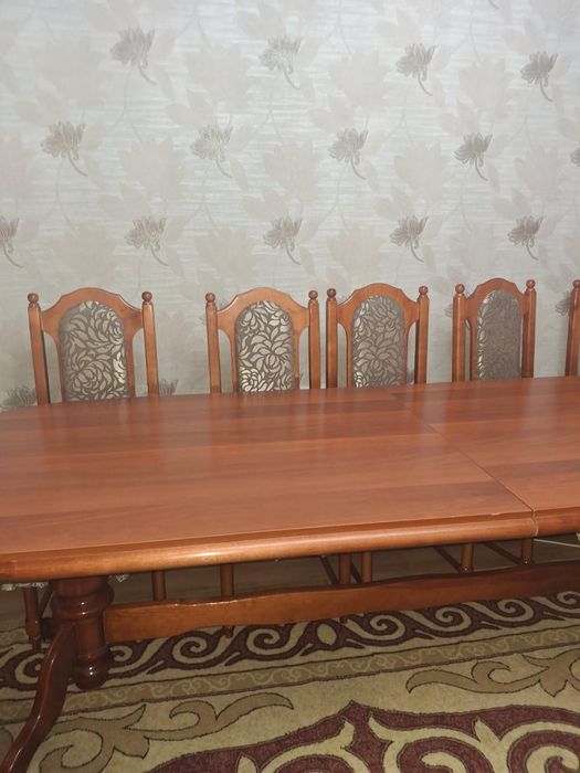 Продам стол для гостиной