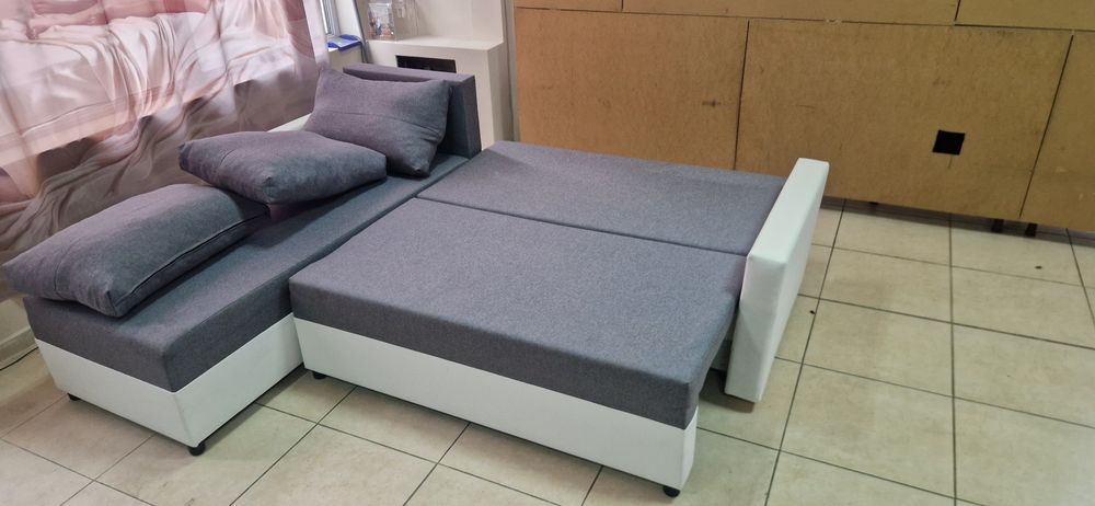 Разтегателен диван с холна маса