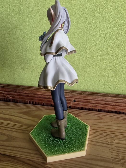 Продавам фигурки на Hatsune Miku и Frieren