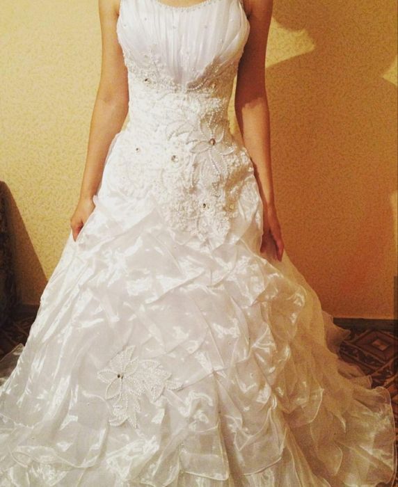 Продам свадебное платье и шубы