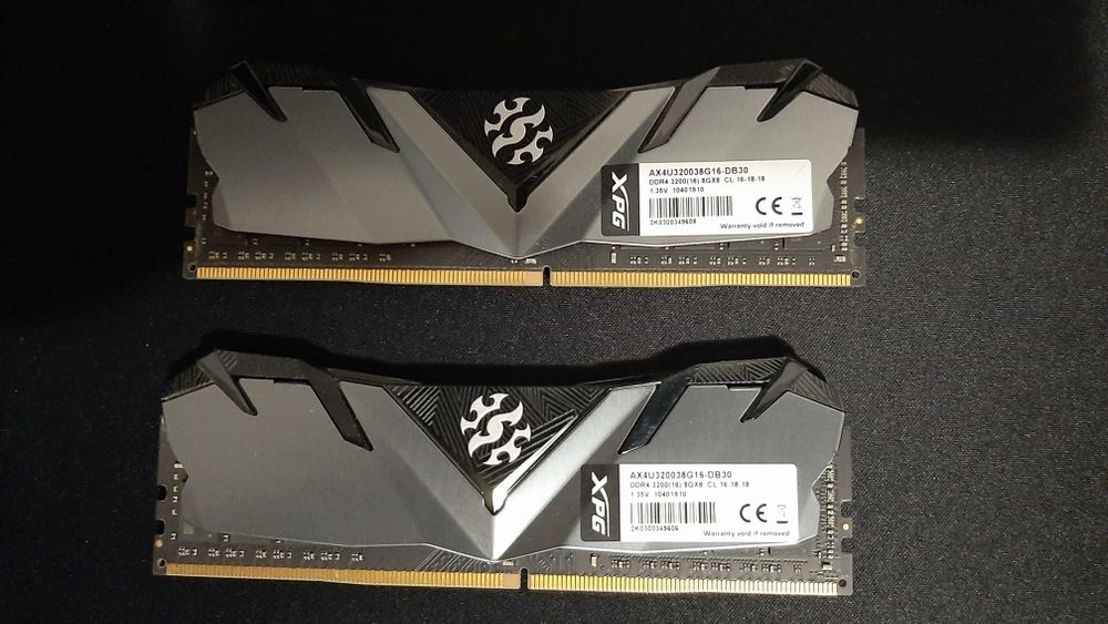 Memorii RAM DDR4 2x8Gb 3200Mhz(OC)