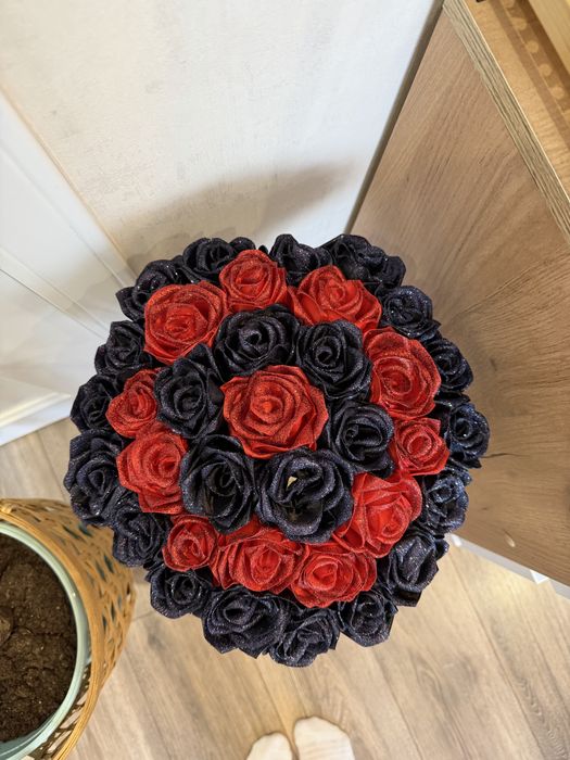 35 роз из атласной ленты