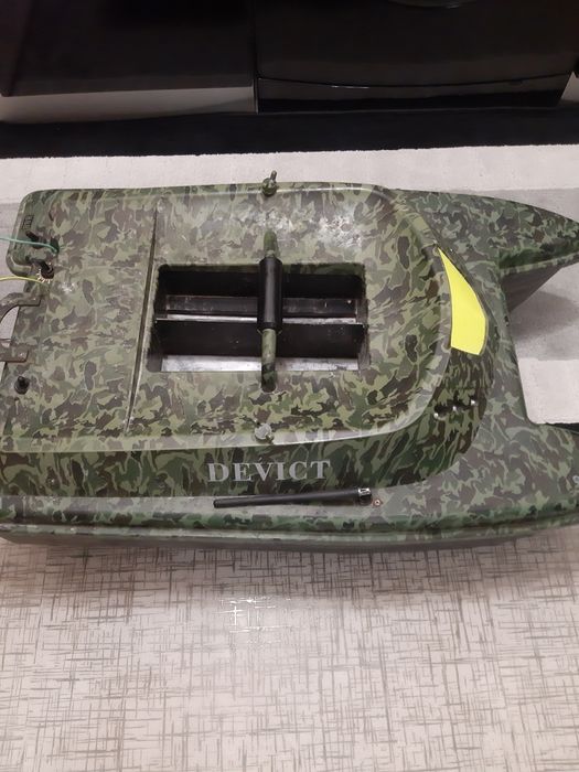 Лодка за захранка Devict