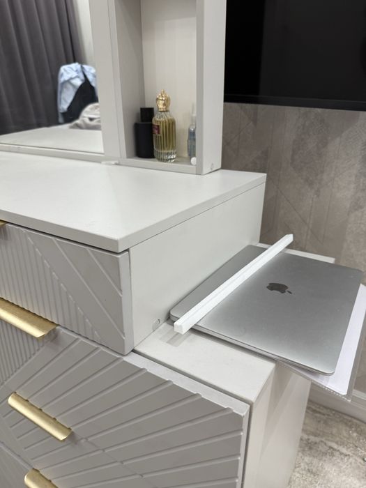 Комод косметический с зеркалом