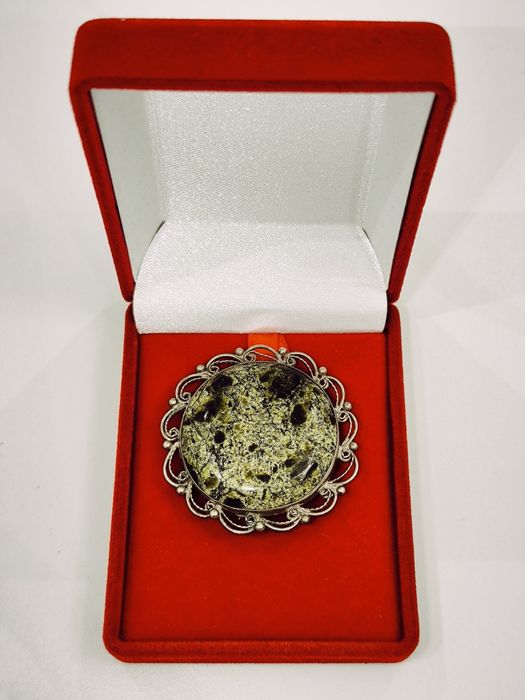 Брошьс камнем - змеевик