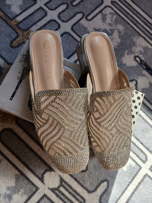 Ayollar oyoq kiyimi sotiladi