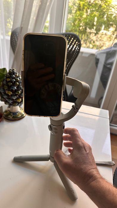 Продавам стабилизираща стойка за мобилен телефон DJI OM5 gimbal
