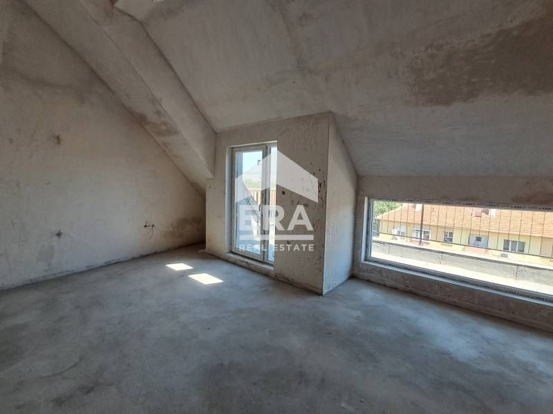 Тристаен апартамент на две нива за продажба, в новострояща се сграда с