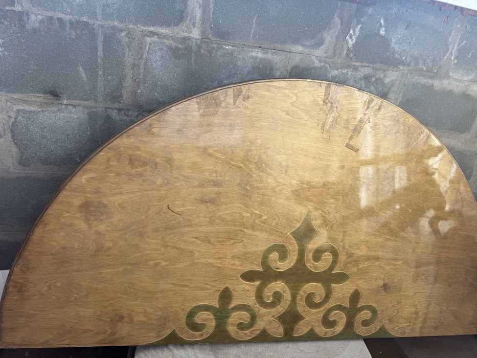 Круглый стол 1,5 метра подойдет на 12 человек