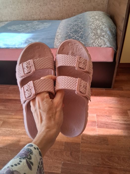 Чехли - черни и розови