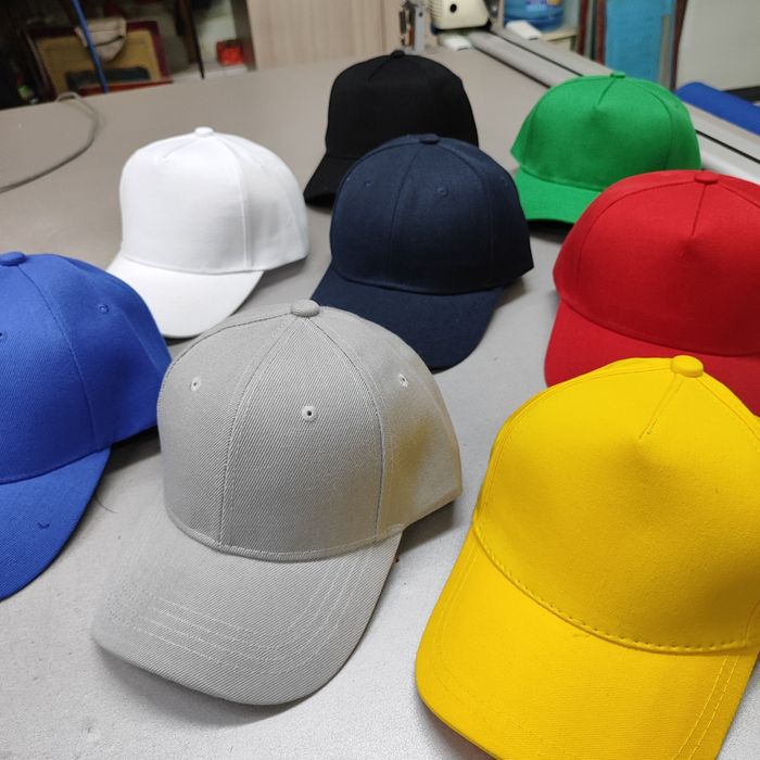 Бейсболка с нанесением логотипа и без нанесения