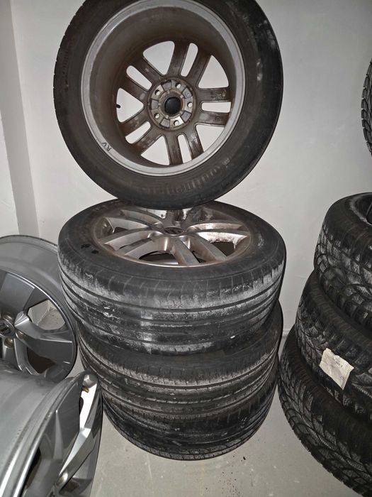 Гуми и джанти в перфектно състояние!Джантите нямат драскотина.