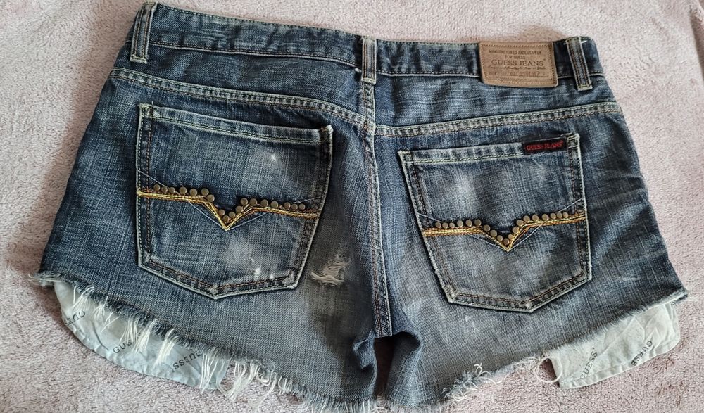 Pantaloni scurți Guess