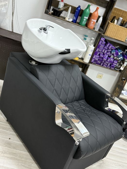 Сдается парикмахерское кресло в аренду.