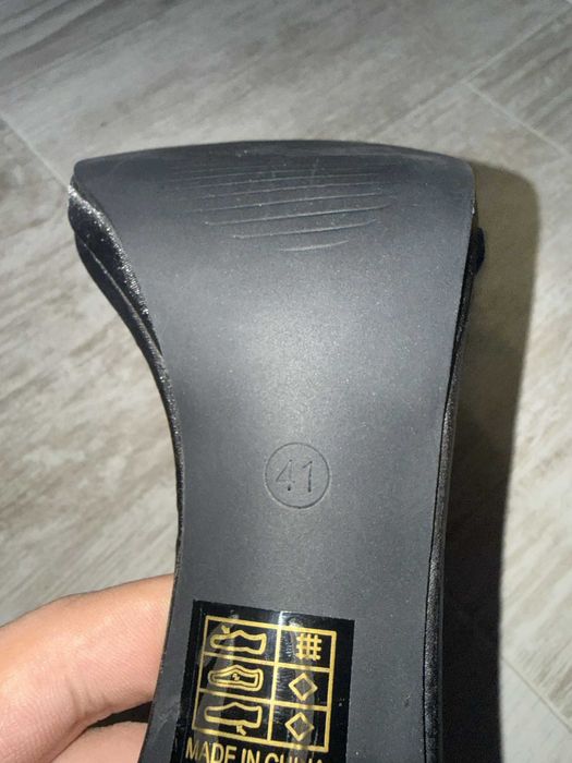 Черни, високи токчета