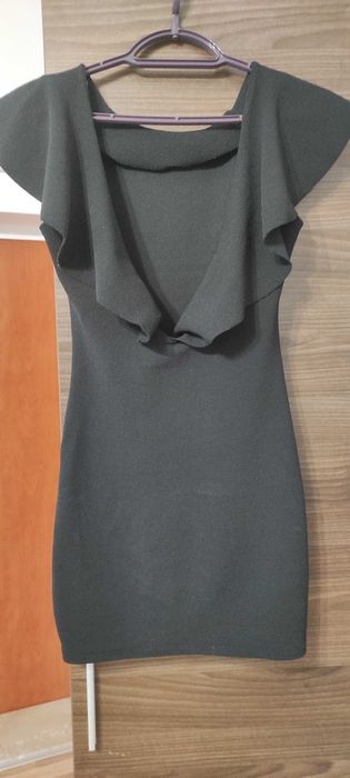 Черна рокля с гол гръб