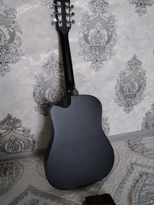 Gitara sotildi narxi kelishildi holatlari zo'r olinglar juda ham zo'r.