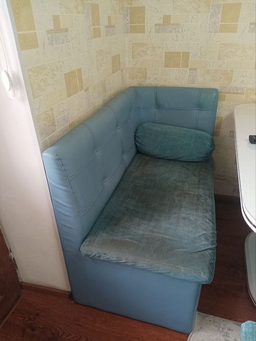 Мебель б/у стол, диван и 3 пуфика