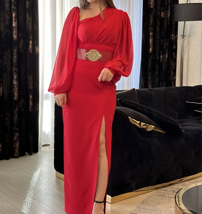 Платье красного цвета