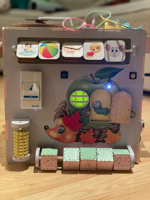 Дървен бизиборд / Бизикубче / Busy board