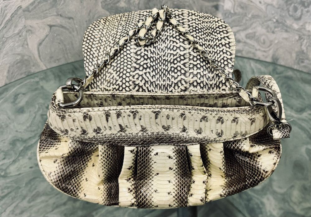 Оригинальный клатч из натуральной кожи змеи с настоящей головой кобры.