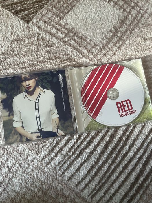 Диск + книга Taylor Swift