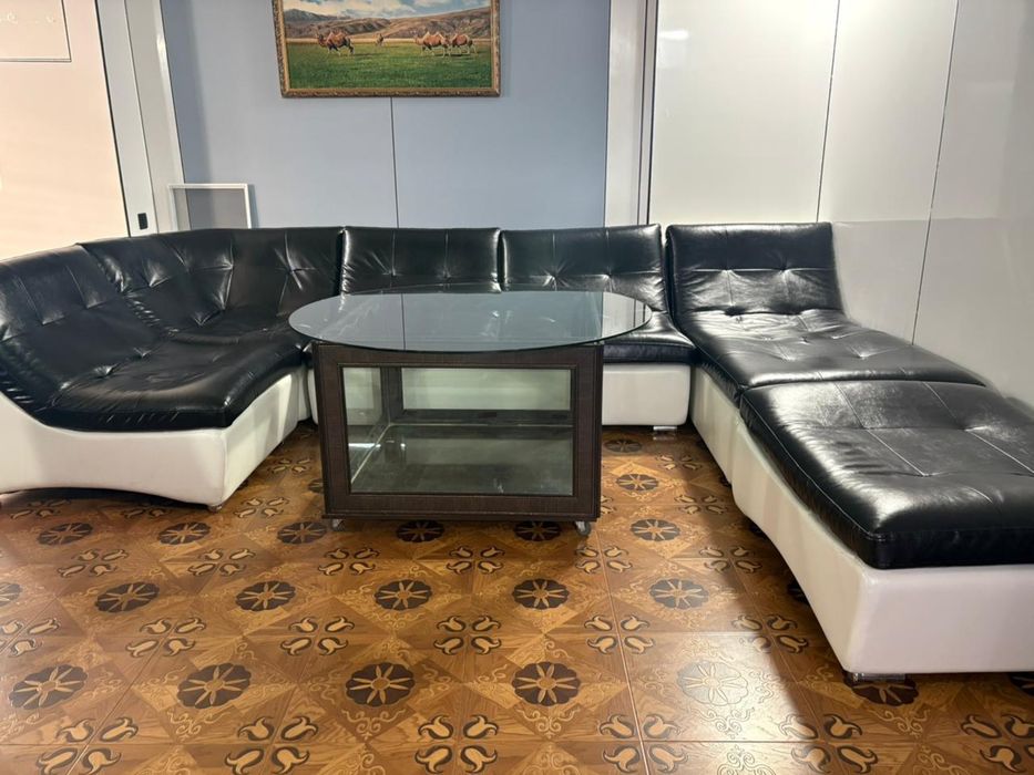 Диван стол люстра