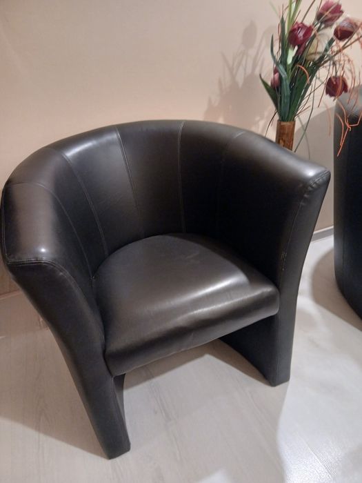 Masa din sticla cu 4 fotoli  in stare doarte buna