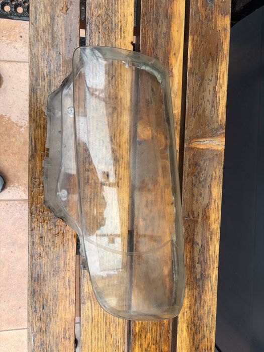 Стъкло за ляв фар на Subaru Forester