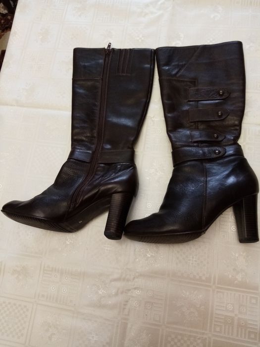 Cizme piele, până la genunchi cu toc.