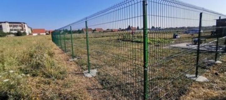 Garduri și porți zincat sau gard verde, fabricat din material rezistent, gata de a