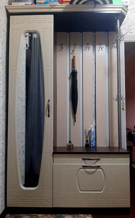 Срочно почти новая прихожая читайте опесание