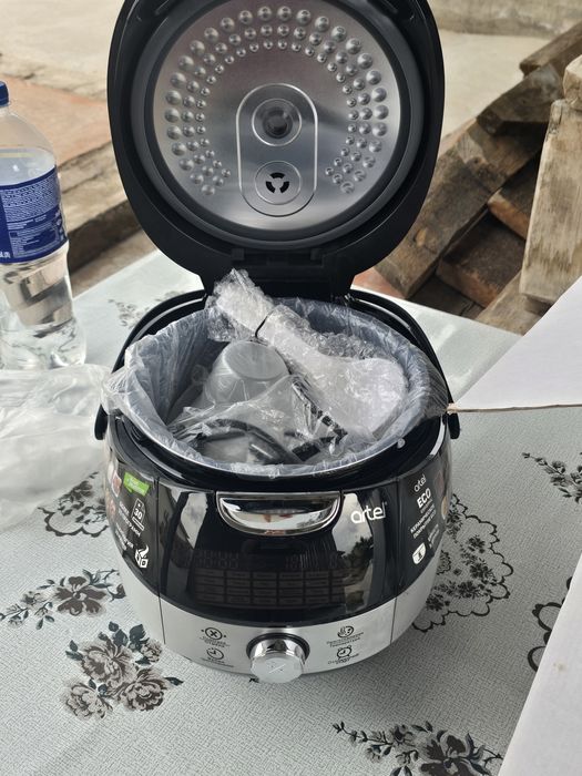 Продаётся мультиварка Artel.