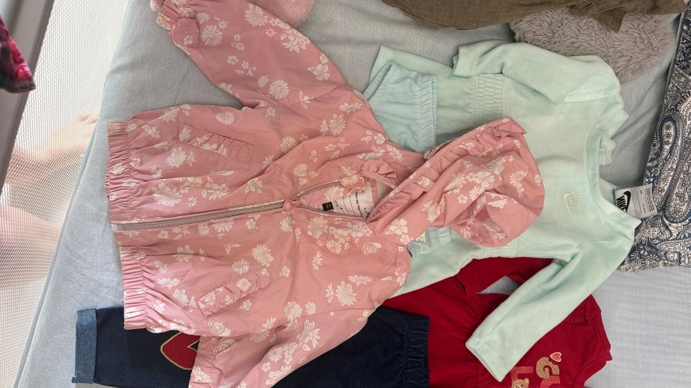 Vând un set de haine de firmă pentru fetiță 3-6, 6-9 luni.