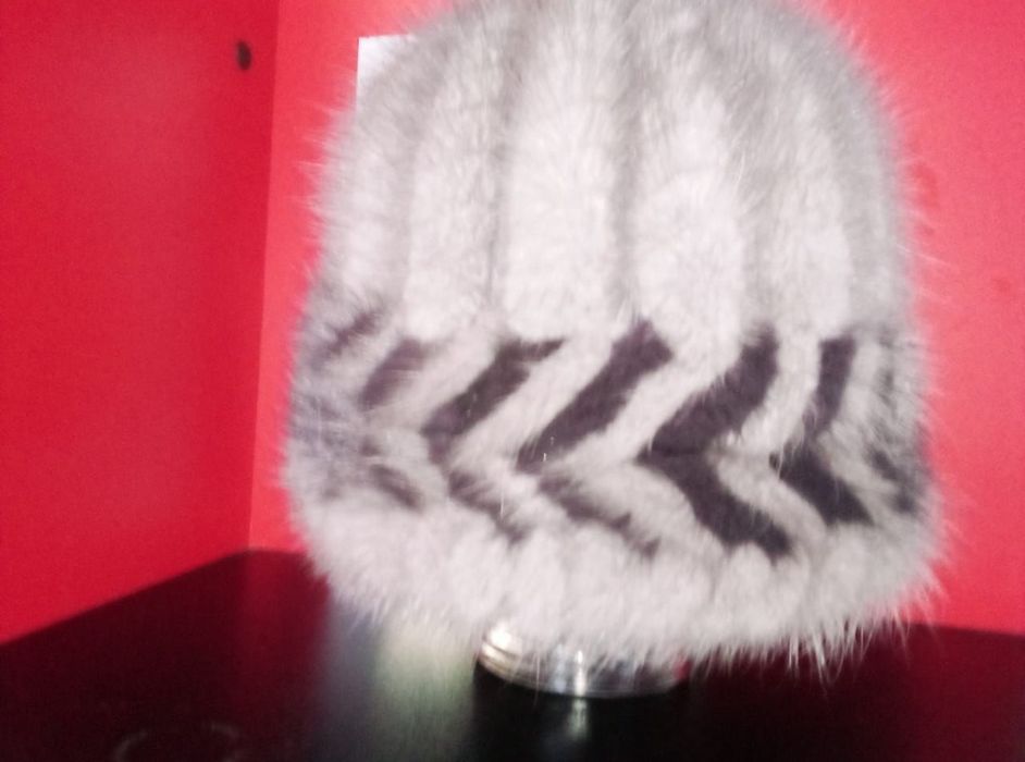 Продам женскую зимнюю шапку