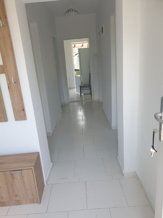 Ofer la închirie casă, curată, mobilată, două dormitoare, bucatarie, hol,