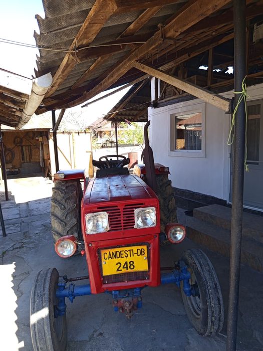 Tractor U445+ remorcă