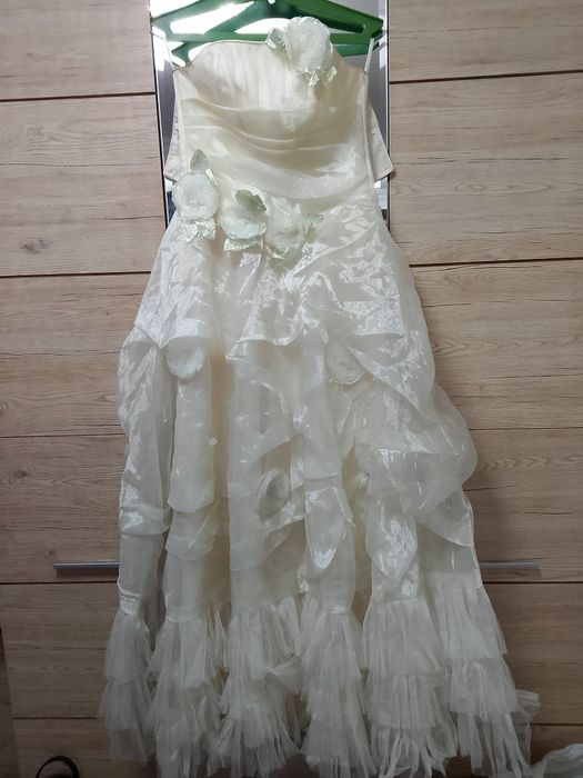 Продам вечерние платья. Разные 4 штуки.