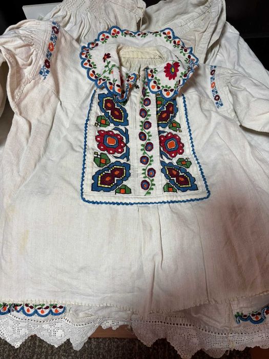 Vând costume populare vechi și extraordinar de frumoase!