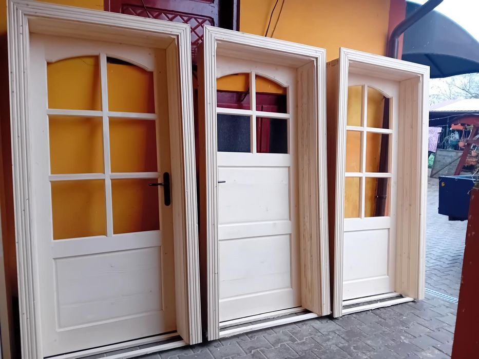Producător de uși și ferestre din lemn masiv,brad.