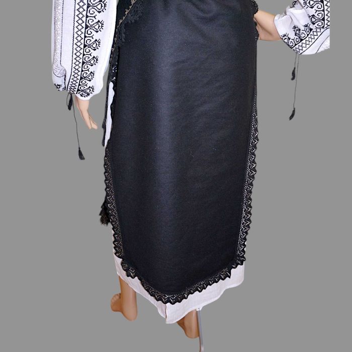 Costum popular lucrat manual cu catrinta veche fir metalic  masura M-L