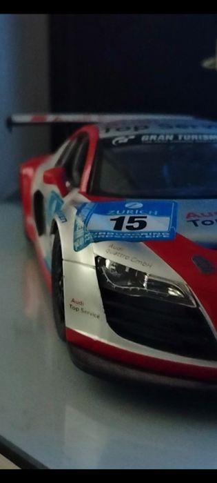 Чисто нова колекционерска количка audi r8 има страхотни детайли