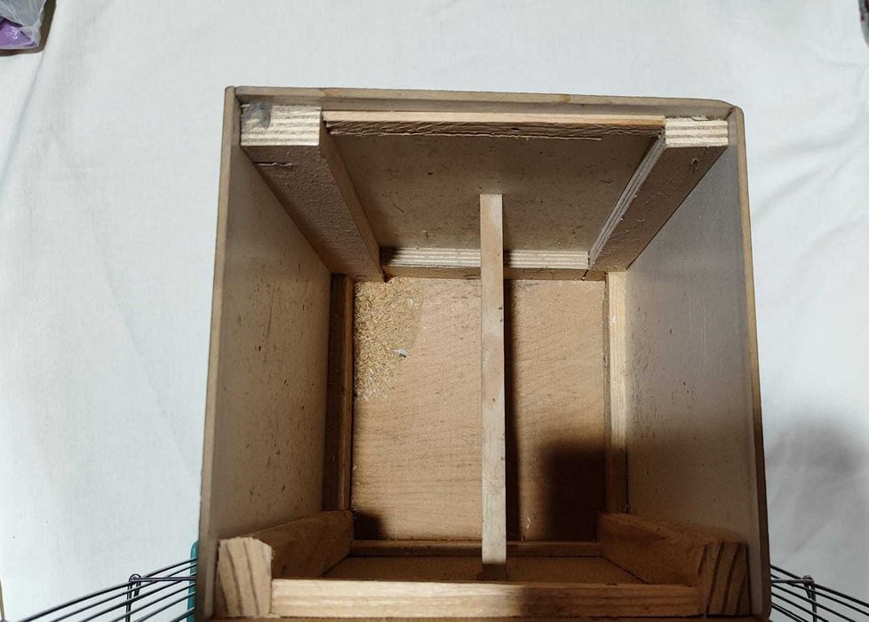 Продам клетку для попугаев с гнездом