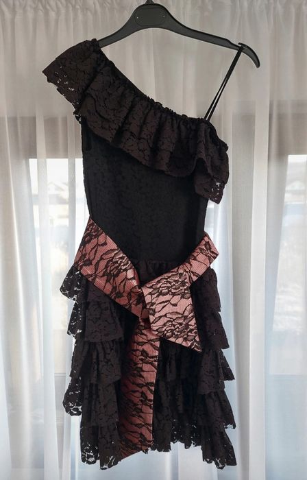 Rochiță pe un umăr